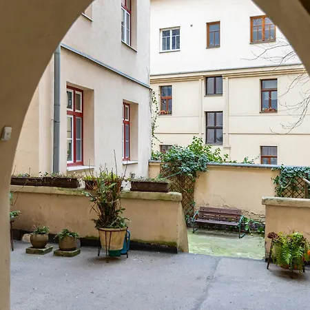 Cozy In Historic Apartmán Bratislava